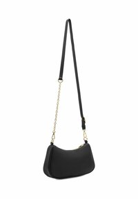 Bolso sintético negro con forma curva, con cadena dorada y detalles en la correa. Cuenta con cierre de cremallera en la parte superior para un fácil acceso.