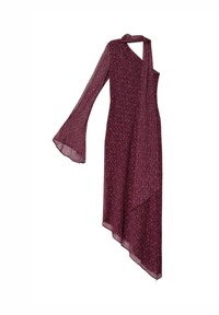 Asymmetrisches Kleid aus burgunderrotem Stoff mit metallic Schimmer, ausgestattet mit langen Glockenärmeln und einem Halstuch-Detail.