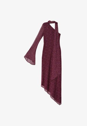 Asymmetrische jurk van bordeauxkleurige stof met metallic glans, met lange klokmouwen en een strikdetail rond de hals.