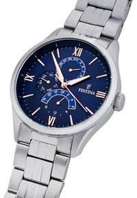 Montre en acier inoxydable avec un cadran bleu, index en or rose et trois sous-cadrans pour la date et le jour. Présente un bracelet en argent poli.