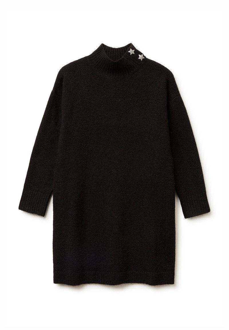 Maglione nero a collo alto a maglia con polsini a coste, caratterizzato da accenti metallici a forma di stella vicino al colletto, che offre una vestibilità ampia e una finitura testurizzata.