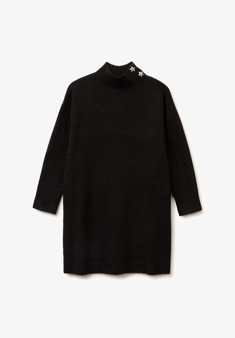 Černý pletený rolák s žebrovanými manžetami, zdobený kovovými hvězdicovými akcenty u límce, nabízející volný střih a texturovaný povrch.