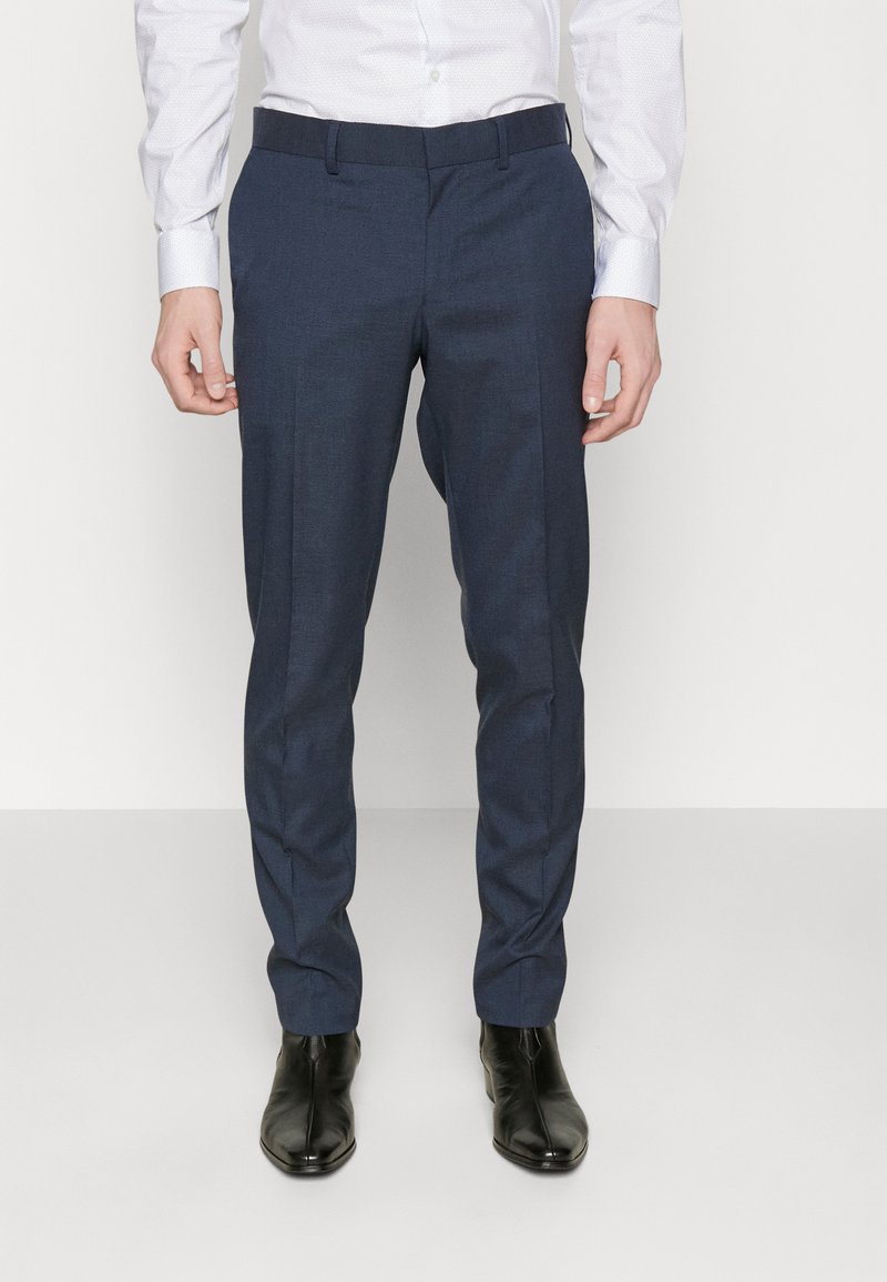 Pantaloni tailored blu navy con una texture liscia, slim fit e passanti per cintura. Presentano pieghe stirate e un design a gamba dritta.