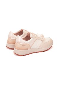 Zapatillas de deporte rosa claro con una mezcla de cuero y textil. Presentan una punta redondeada, cordones y una suela de goma texturizada con acentos en contraste.