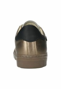 Metallic gouden sneaker met een zwarte hielaccent, textuurmateriaal, ronde teen en rubberen zool, met stiksel langs de middenzool.