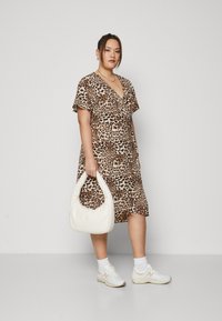 Vero Moda Curve VMCSAKI WRAP DRESS  - Päevakleit - sandshell betty