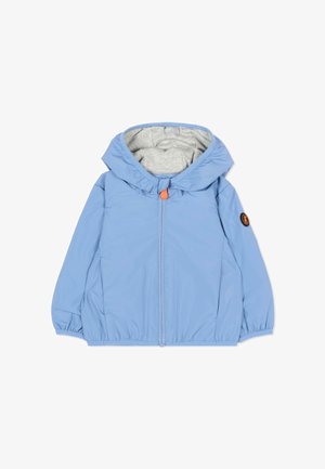 Veste à capuche pour enfants bleu clair avec fermeture éclair à l'avant, poignets élastiques, doublure intérieure grise et un petit écusson rond sur la manche.