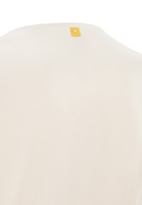 T-shirt a maniche corte color beige chiaro con una texture liscia e un piccolo etichetta gialla sul retro vicino al colletto.