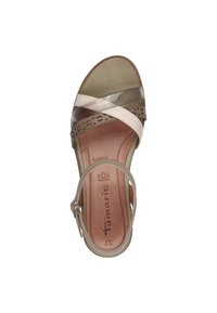 Sandal in beige e verde oliva con una cinturino trasparente, dettagli perforati e una soletta marrone. Cinturino alla caviglia regolabile e soletta imbottita.