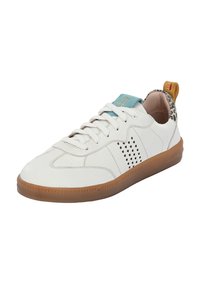 Sneaker bianco in pelle con dettagli perforati, accento blu sulla linguetta e un riepilogo con stampa leopardata sul tallone. Suola in gomma marrone.