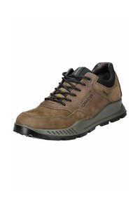 Sneaker in suede marrone con lacci neri e suola in gomma. Presenta un collo imbottito, accenti testurizzati e dettagli di cucitura distintivi.