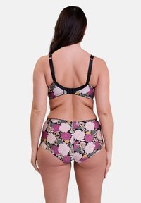 Ensemble de lingerie floral noir, avec de grandes fleurs roses et violettes. Comprend des bretelles réglables et une fermeture au dos du soutien-gorge, bas taille haute.