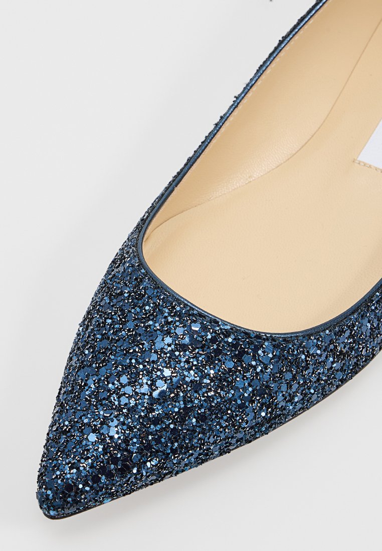 Glanzende blauwe puntige platte schoenen met een gestructureerde bovenkant, versierd met kleine sprankelende pailletten, en een zachte beige voering.