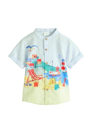 Hellblaues kurzärmliges Hemd mit Knöpfen und einem Küstenmotiv, das einen Strandstuhl, eine Sandburg, ein Boot, einen Leuchtturm und eine fliegende Möwe zeigt.