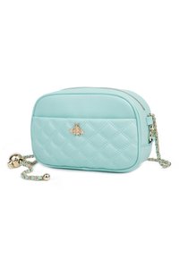 Borsa azzurra in tessuto trapuntato con emblema d'oro a forma di ape, dotata di chiusura con zip e tracolla a catena. Texture liscia con un leggero luccichio.
