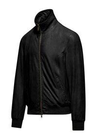 Giacca bomber nera in pelle con colletto alto, zip frontale e tasche laterali; presenta polsini e vita a coste, texture liscia.