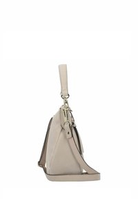 Beige suède handtas met een gestructureerde vorm, verstelbare leren schouderband en hardware in zilverkleur. Voorzien van een ritssluiting en een textuur oppervlak.