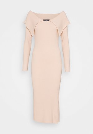 Langärmeliges, geripptes, hellrosa Midikleid mit schulterfreiem Ausschnitt und figurbetonter Silhouette.