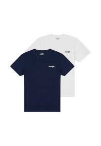 To t-skjorter med korte ermer og rund hals, en marineblå og en hvit, hver med en liten Wrangler-logo på venstre bryst.