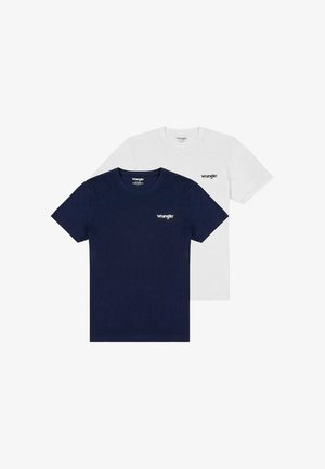 To t-skjorter med korte ermer og rund hals, en marineblå og en hvit, hver med en liten Wrangler-logo på venstre bryst.