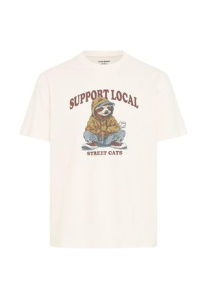 Witte katoenen t-shirt met een grafische afbeelding van een luiaard in een hoodie, met de tekst "STEUN LOKAAL" en "STRAATKATTEN" erboven en eronder gedrukt.