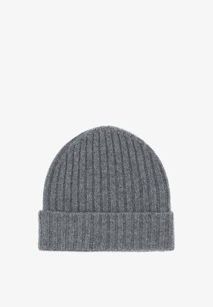 Šedá pletená čepice s žebrovanou strukturou, s ohnutým lemem a měkkým materiálem, vhodná do chladného počasí.