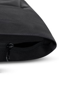 Pungă neagră cu fermoar, fabricată dintr-un material textile durabil, având un finisaj neted, mat și o margine conică pentru un design elegant.