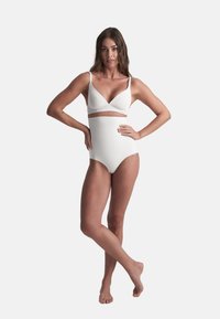 Costume da bagno bianco a due pezzi con reggiseno a triangolo e spalline sottili, abbinato a una mutanda a vita alta. Texture liscia con design minimalista.