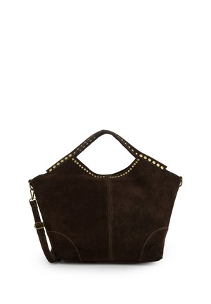 Donkerbruine suèdeleren handtas met koperen studs, bovengrepen en een verstelbare schouderriem, weergegeven tegen een witte achtergrond.
