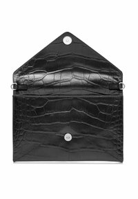 Czarna skórzana kopertówka z teksturą krokodyla, srebrnymi akcesoriami i magnetycznym zapięciem. Wnętrze wyłożone gładkim materiałem.