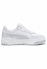 Sneaker alb cu un superior din piele netedă, vârf rotunjit și talpă platformă groasă. Prezintă sistem de închidere cu șireturi și detalii subtile pe lateral.