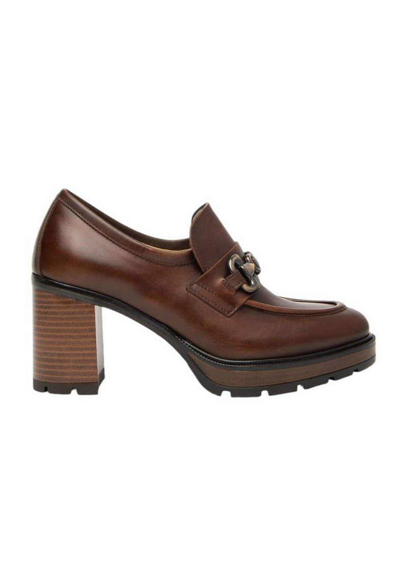 Scarpa con tacco in pelle marrone, dalla punta arrotondata, con dettaglio di fibbia decorativa e tacco in legno a blocco rigato. Superficie leggermente strutturata.