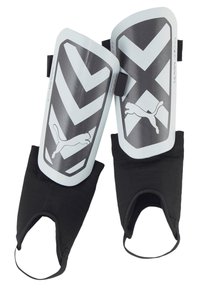 Zwarte sokstijl scheenbeschermers met een harde buitenkant met een chevronpatroon in grijs en een wit Puma-logo, ontworpen voor sportbescherming.