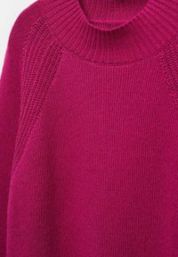 Magenta gerippter Strickpullover mit hohem, strukturiertem Kragen und Raglanslook. Verfügt über eine glatte, weiche Textur und ein konstantes Muster über das gesamte Kleidungsstück.