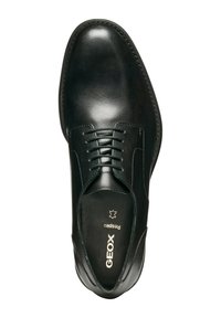 Scarpa da dress in pelle nera con finitura liscia, design classico con lacci, cuciture visibili e soletta imbottita con il marchio "GEOX".