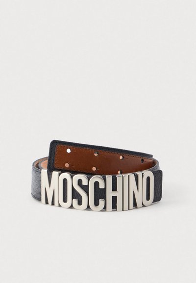 Cintura in pelle nera con grandi lettere metalliche MOSCHINO come fibbia, con numerosi fori di regolazione sul lato interno in pelle marrone.