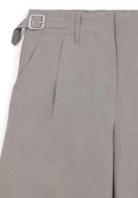Hellgraue Hose aus strukturierter Stoffqualität, mit gefaltetem Vorderteil, seitlichen Taschen und einem Gürtel mit silberner Schnalle.