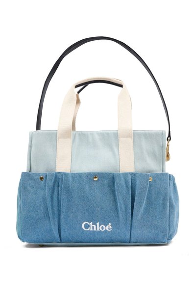 Lichtblauwe en denim tote bag met crèmekleurige handvatten, zwarte schouderriem, buitenzakken en het "Chloé"-logo op de voorkant.