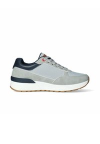 Scarpa atletica grigia realizzata con materiali in suede e rete, dettagli blu navy, suola testurizzata e intersuola bianca a contrasto. Presenta occhielli rossi e dettagli marroni.
