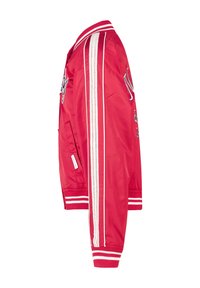 Chaqueta universitaria roja con rayas blancas en las mangas y puños, cuello y dobladillo acanalados, mostrada de lado.