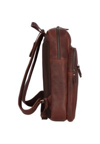 Zaino in pelle marrone con finitura testurizzata, doppia cerniera e spallacci regolabili. Pannello laterale in rete e numerose tasche per riporre oggetti.