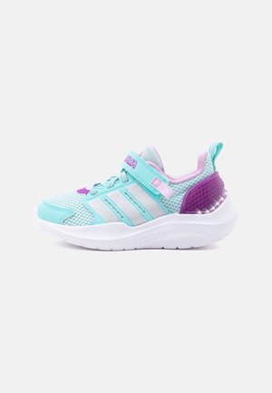 Sneaker per bambini azzurro chiaro e viola con strisce bianche, tomaia in mesh, cinturino in velcro e suola bianca imbottita e spessa.