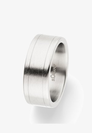 Breiter silberner Metallring mit zwei dezenten Rillen außen, gebürstete Oberfläche und "s.Oliver"-Gravur auf der Innenseite.