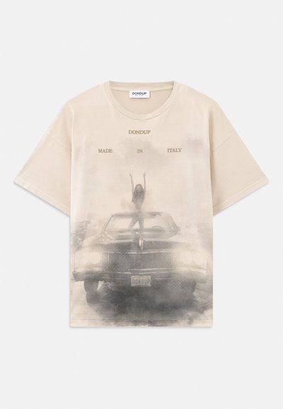 Camiseta de algodón beige con un gráfico de un coche vintage, que presenta el texto "DON DUP HECHO EN ITALIA." Mangas cortas y un diseño de cuello redondo.