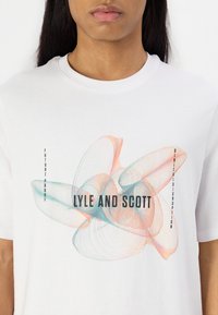 Biely tričko s grafickým dizajnom, na ktorom sú vírivé línie v modrej, oranžovej a čierny text "LYLE AND SCOTT" a "FUTURE PROOF."