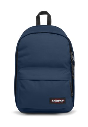 Mochila azul marino con una tela suave y duradera, que cuenta con un bolsillo frontal, cremalleras y un gancho resistente para colgar. Logo de Eastpak en la parte delantera.