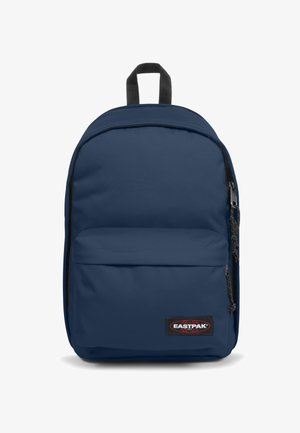 Lentästeri sininen reppu, joka on valmistettu sileästä ja kestävästä kankaasta. Repussa on etutasku, vetoketjut ja tukeva ripustuslenkki. Etupuolella on Eastpak-logo.