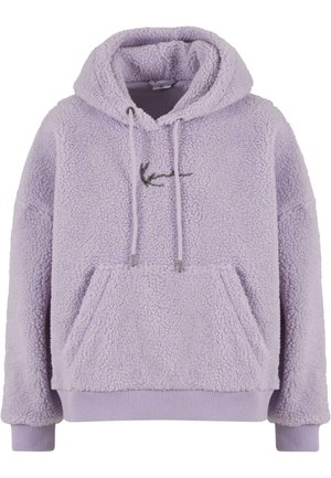 Lilla fleece hettegenser med en teksturert overflate, snorhette, frontlomme og ribbestrikkede mansjetter og kant. Har en logo i svart broderi.