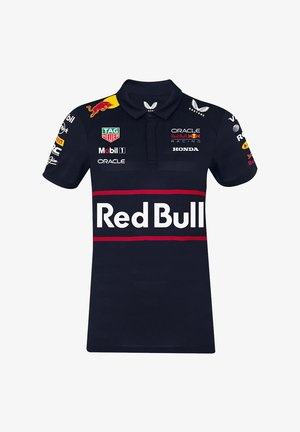 Granatowa koszulka polo z krótkim rękawem, wykonana z oddychającego materiału, z białym logo "Red Bull" oraz różnymi logo sponsorów w kontrastowych kolorach.