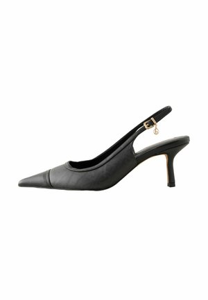 Schwarzer Slingback-Schuh mit spitzer Zehenpartie, niedrigem Stilettoabsatz und goldener Schnalle am Riemen vor weißem Hintergrund.
